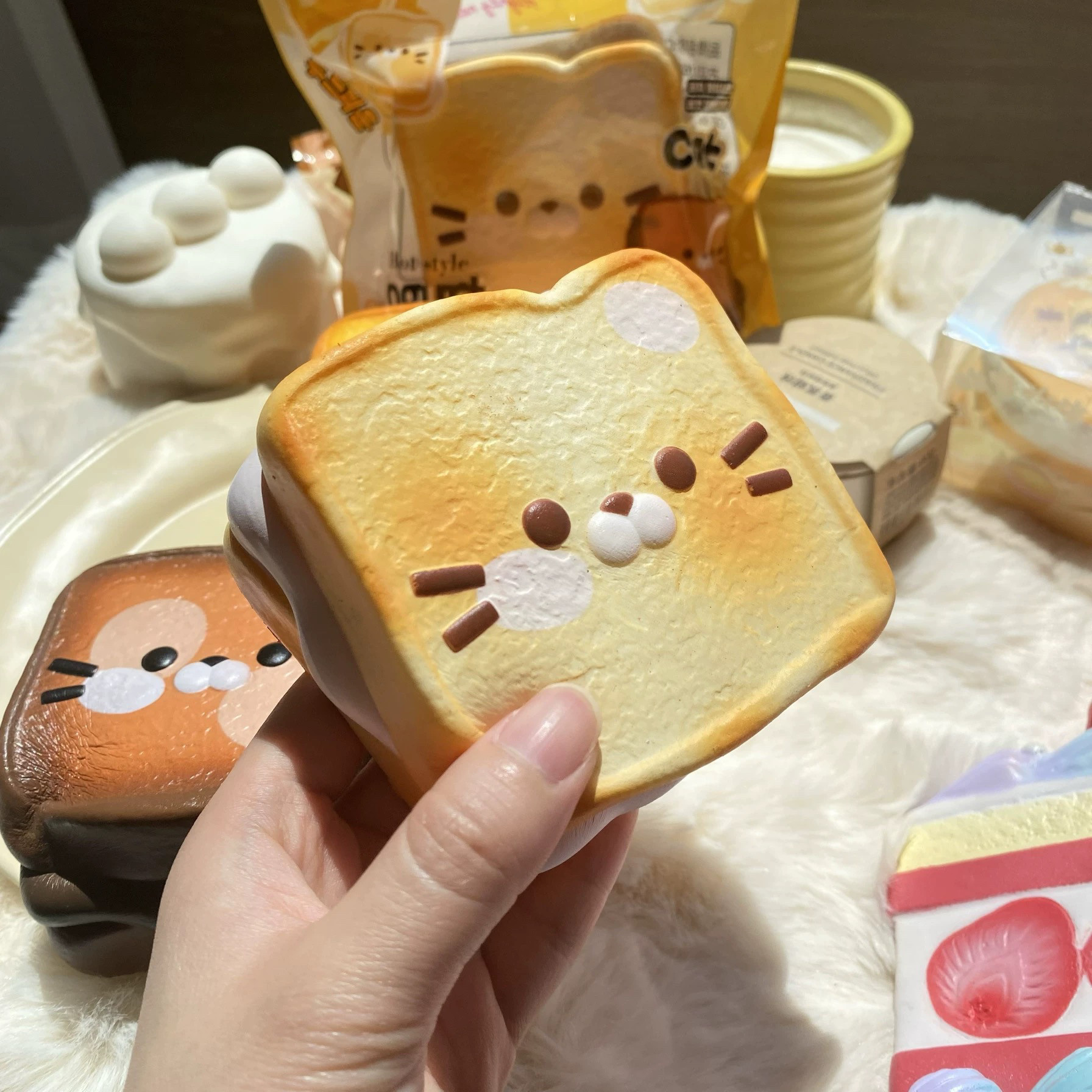 名创捏捏乐猫咪酸奶吐司慢回弹玩具湿软解压发泄仿真面包squishy - 图0