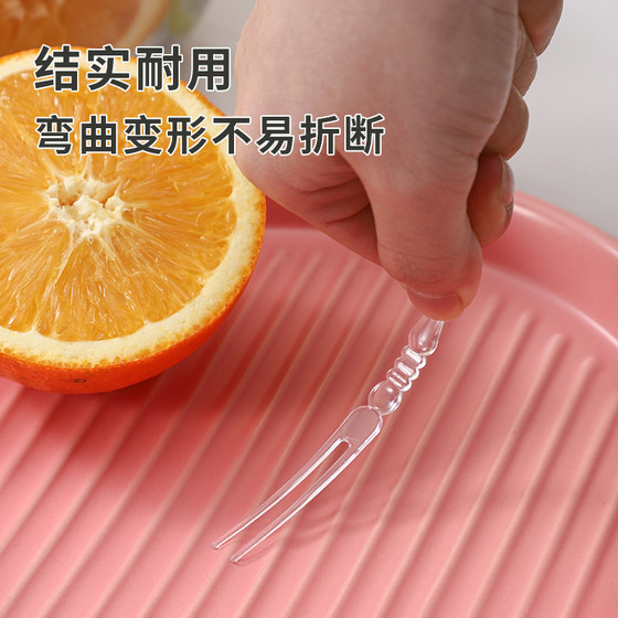 The disposable fruit fork is round and burr-free, making it easy to take out.