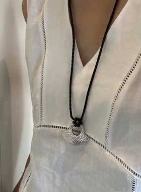 甜酷镂空编织金属篮子吊坠长项链女款轻奢小众复古皮绳毛衣链女