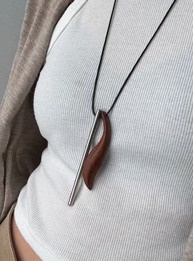 潮流设计不规则黑檀木月牙哨子吊坠项链女钛钢秋冬新款长毛衣链