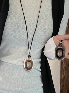 欧美钛钢不掉色椭圆吊坠长皮绳项链时尚轻奢高级感冷淡风毛衣链