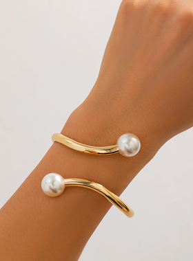 不规则线条仿珍珠手镯女2025夏季潮小众设计模特舞台走秀搭配饰品