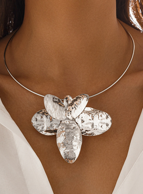 不规则花瓣吊坠金属项圈女2025冬季时尚网红气质舞台走秀搭配饰品