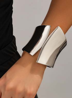 弹簧式不对称光面金属手镯女 欧美轻奢小众设计网红搭配服装饰品