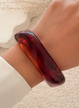 时尚大理石纹不规则手镯女2025冬季潮时尚大气网红写真拍照配饰品