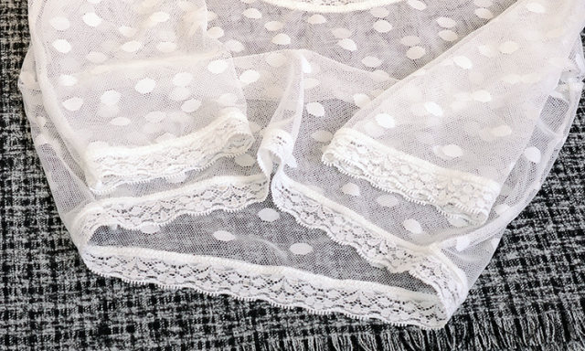 Tulle ເສື້ອຢືດຕິດໃສ່ໃນຄໍເປັນຈຸດໆແບບແໜ້ນໆ