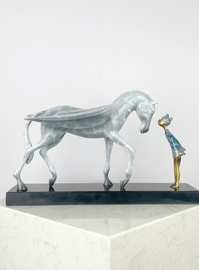 现代轻奢金属女孩与马动物雕塑创意摆件工艺品桌面书房装饰样板间