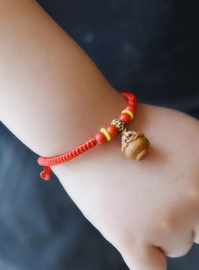 纯手工编织红绳手链 手工雕刻桃核小提篮手链 红手绳手链本命年