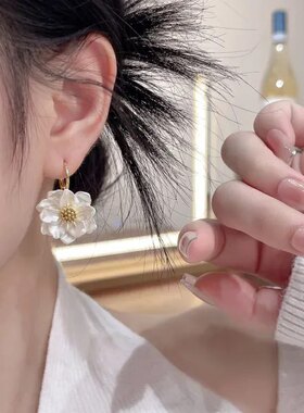 早春甜美白色山茶花耳环女2026超火韩系轻奢高级感耳环高颜值耳饰