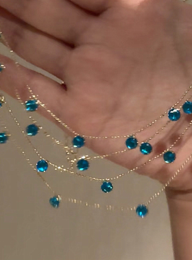 多层叠戴蓝色水晶项链