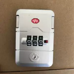 Универсальный чемодан, замок, аксессуары