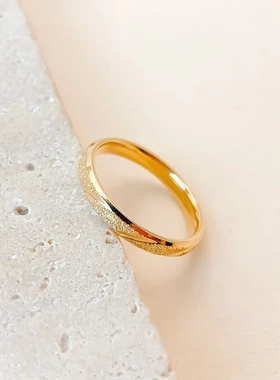 eManco精致设计螺纹磨砂金色戒指