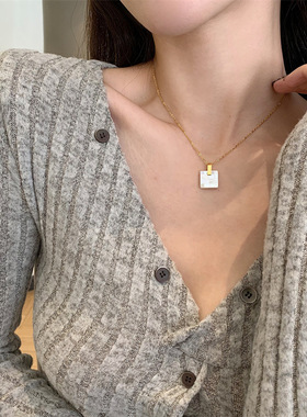 2023新款马赛克方块欧美港风贝壳简约项链锁骨链女钛钢镀18K金色