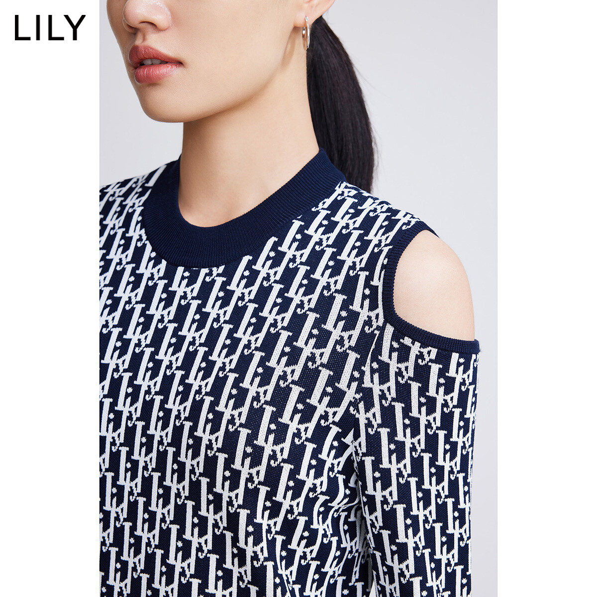 【商场同款】LILY2022春新款女装复古老花时尚镂空修身针织连衣裙 - 图2