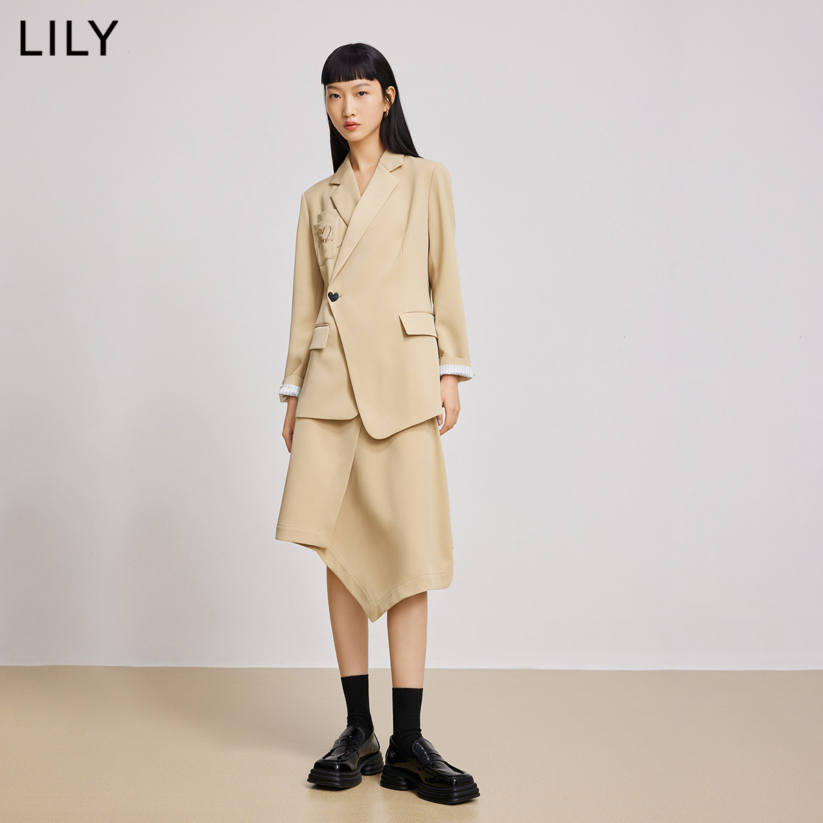 LILY2022春新款女装绣花爱心扣不规则设计感宽松垂感通勤西装外套 - 图1