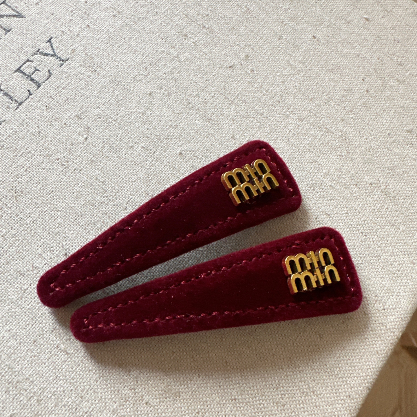 韩国同款秋冬新款复古丝绒字母边夹刘海发夹精致时髦碎发发卡发饰,淘宝优惠券,粉丝福利购,淘宝优惠卷