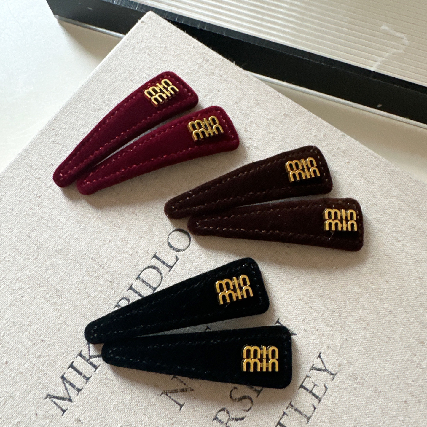 韩国同款秋冬新款复古丝绒字母边夹刘海发夹精致时髦碎发发卡发饰,淘宝优惠券,粉丝福利购,淘宝优惠卷