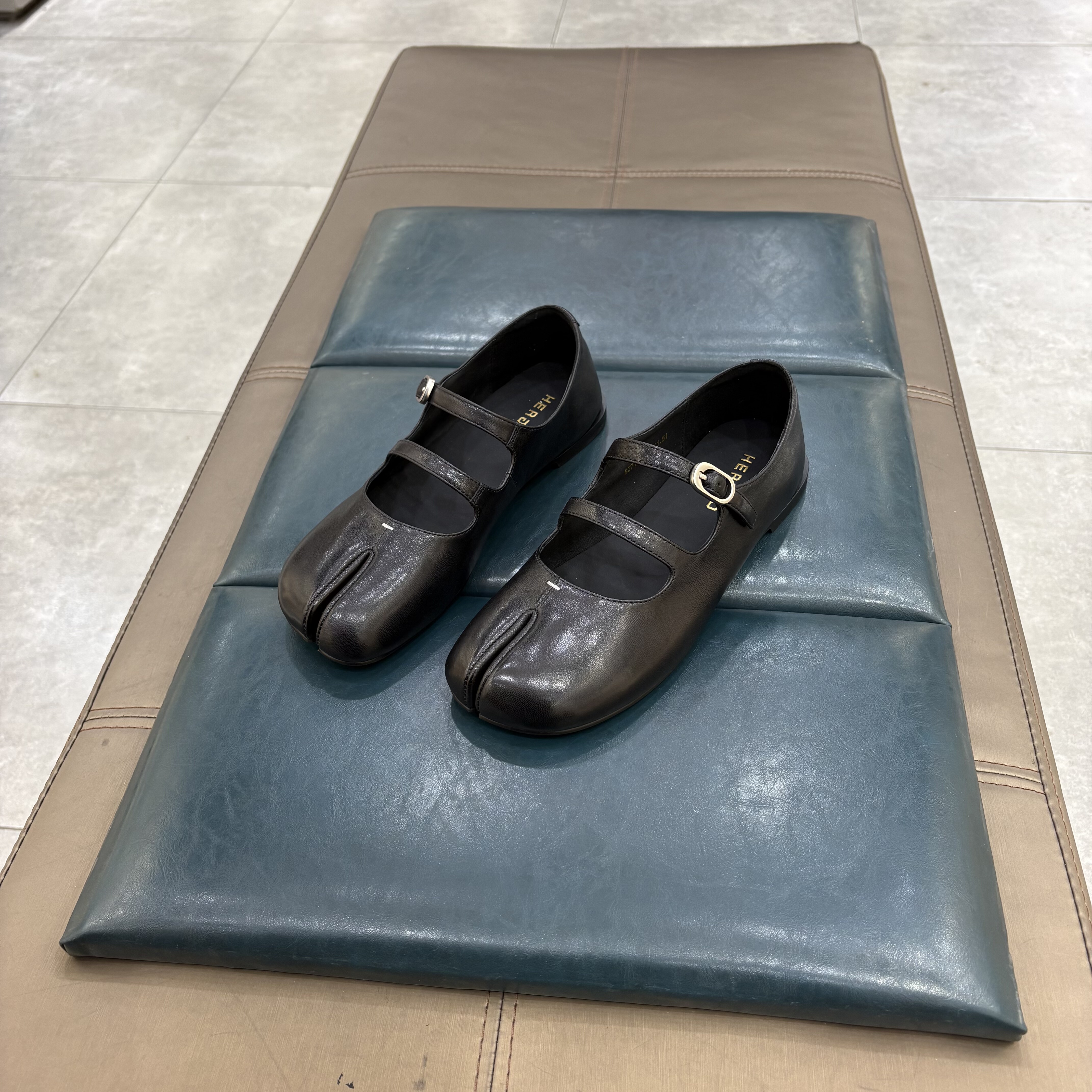 赫谷女鞋2026年新款猪蹄分趾鞋双一字平底浅口单鞋女皮鞋,淘宝优惠券,粉丝福利购,淘宝优惠卷