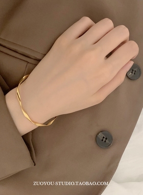 高级感女18K金波浪纹手镯