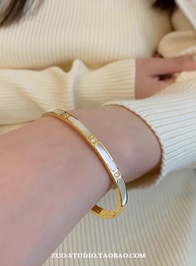 轻奢女金色白贝母锆石罗马手镯