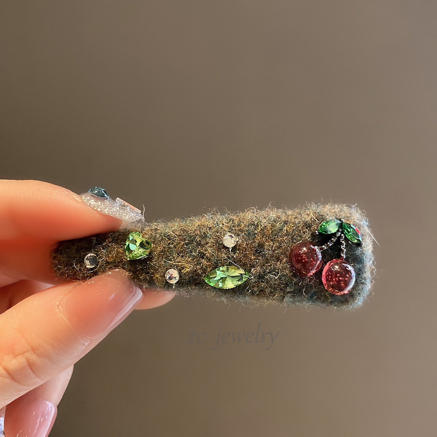 高级感复古绿色毛呢闪钻樱桃边夹女甜美小众ins侧边碎发一字夹,淘宝优惠券,粉丝福利购,淘宝优惠卷