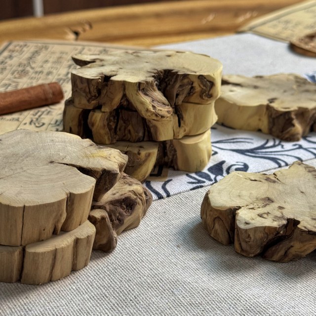 Populus log wood coaster pot bearing with pomegranate scar