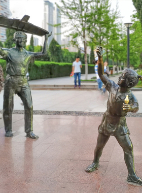 小孩放风筝雕塑童趣主题