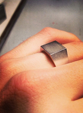 北欧瑞典简约主义时尚复古纯色正方形食指环男女情侣尾介子对戒指