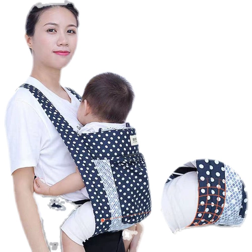 Младенец летом около трех месяцев и через три месяца два -оба плечи традиционных старых старых малышей Гуанси освободили руки