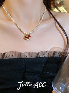 新中式红色小马珍珠锁骨链本命年