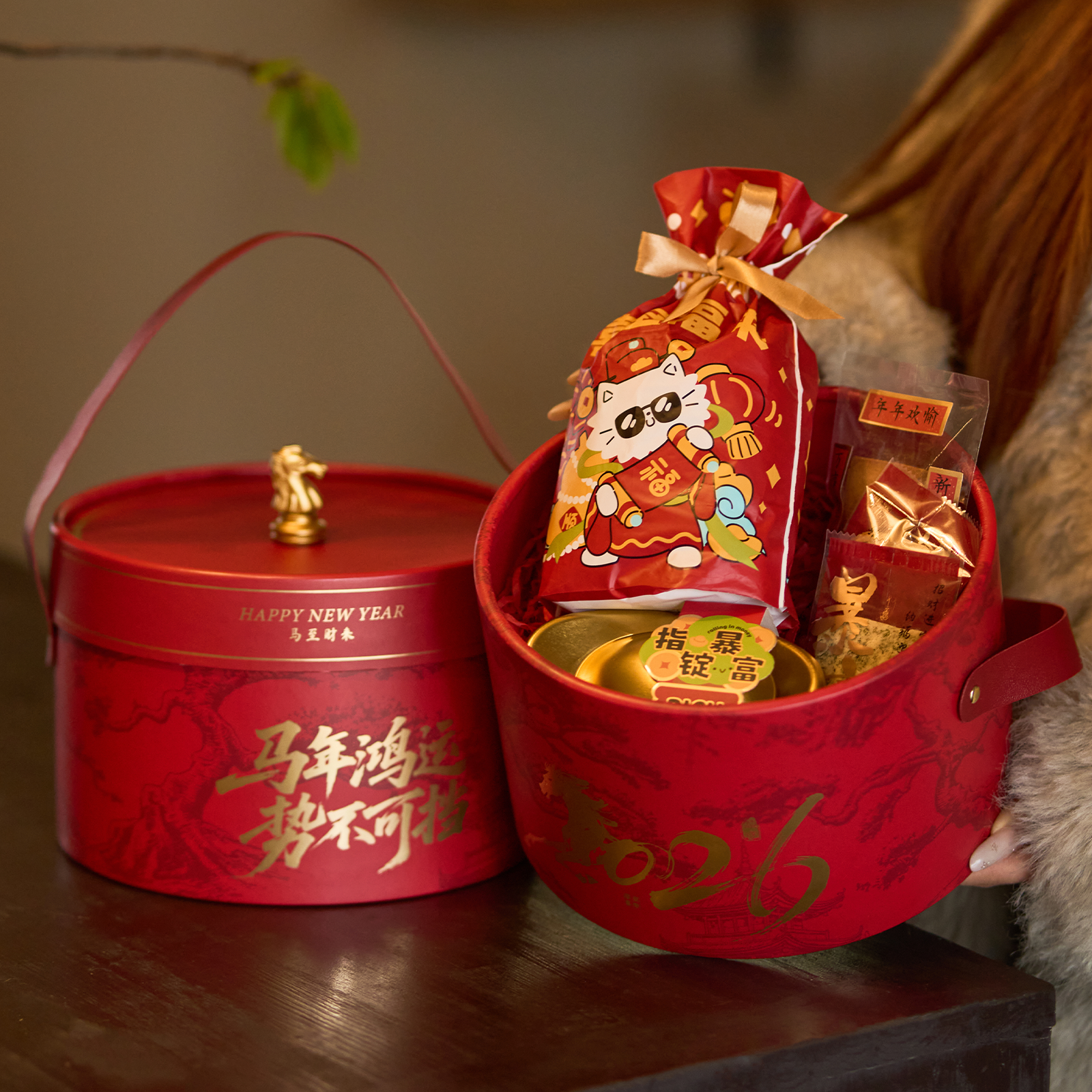 2026新年马年礼盒抱抱桶礼盒包装盒糖果饼干礼品盒年货春节空盒子,淘宝优惠券,粉丝福利购,淘宝优惠卷