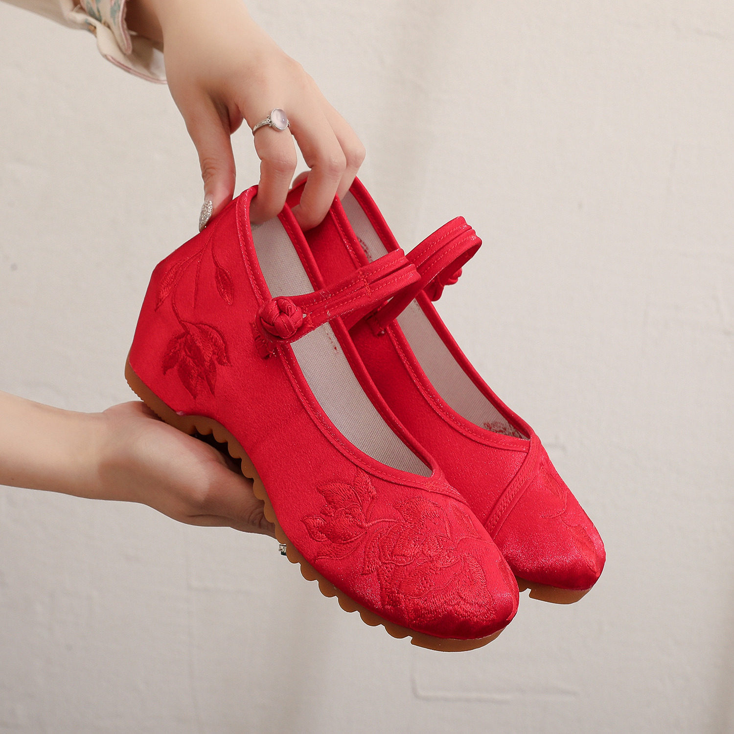 红色汉服绣花鞋老北京布鞋女增高厚底民族风复古舞蹈鞋素色演出鞋,淘宝优惠券,粉丝福利购,淘宝优惠卷