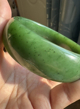 60圈和田玉碧玉手镯猕猴桃绿无棉裂宽厚装玉镯女士贵气收藏镯子