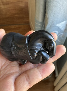 新疆和田玉青花墨玉战马挂件黑骏马漆黑如墨黑羊脂男女把件收藏