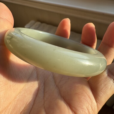 56.6mm新疆且末甜水河油膏料和田玉高青白玉手镯熟糯有天然翠矿点