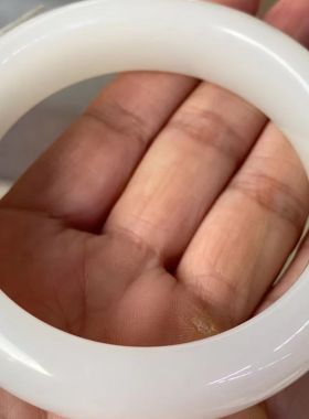 强烈推荐收藏级和田玉羊脂白俄料大圈口宽条手镯过灯品质脂粉浓