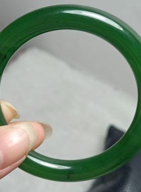 店主强烈推荐和田碧玉冰底菠菜绿圆条玉镯色泽浓艳密度高油润通透