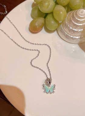 森系小清新甜美气质炫彩蝴蝶吊坠项链女轻奢小众高级感钛钢锁骨链