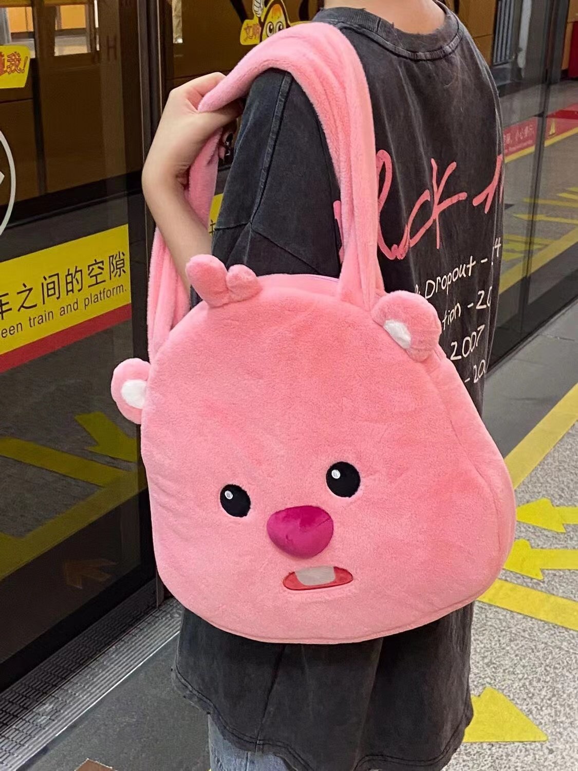 小红书同款可爱小海狸Loopy通勤大包2023新款毛毛绒单肩包手提包,淘宝优惠券,粉丝福利购,淘宝优惠卷