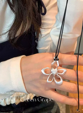 ins博主银色镂空花朵黑绳项链