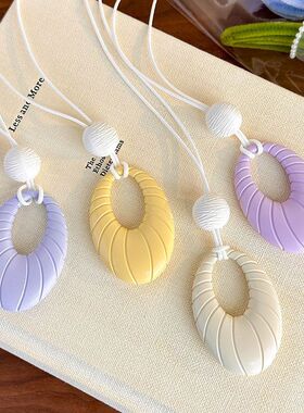 马卡龙色几何椭圆吊坠项链2026新款轻奢小众设计颈链锁骨链毛衣链