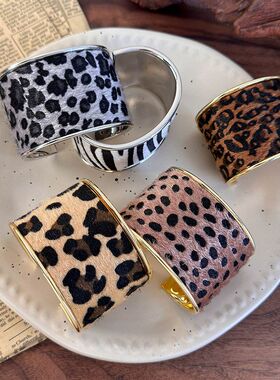 甜酷辣妹风豹纹斑马纹手镯女复古麂皮绒开口手环手圈秋冬气质手饰
