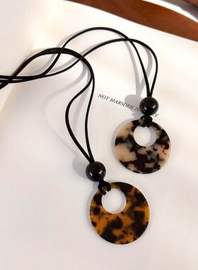 韩系玳瑁色吊坠项链豹纹长款配饰女2026新款秋季高级感毛衣链百搭