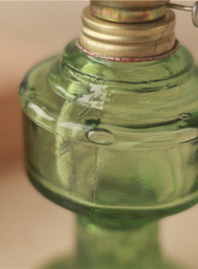 复古老货绿色玻璃油灯