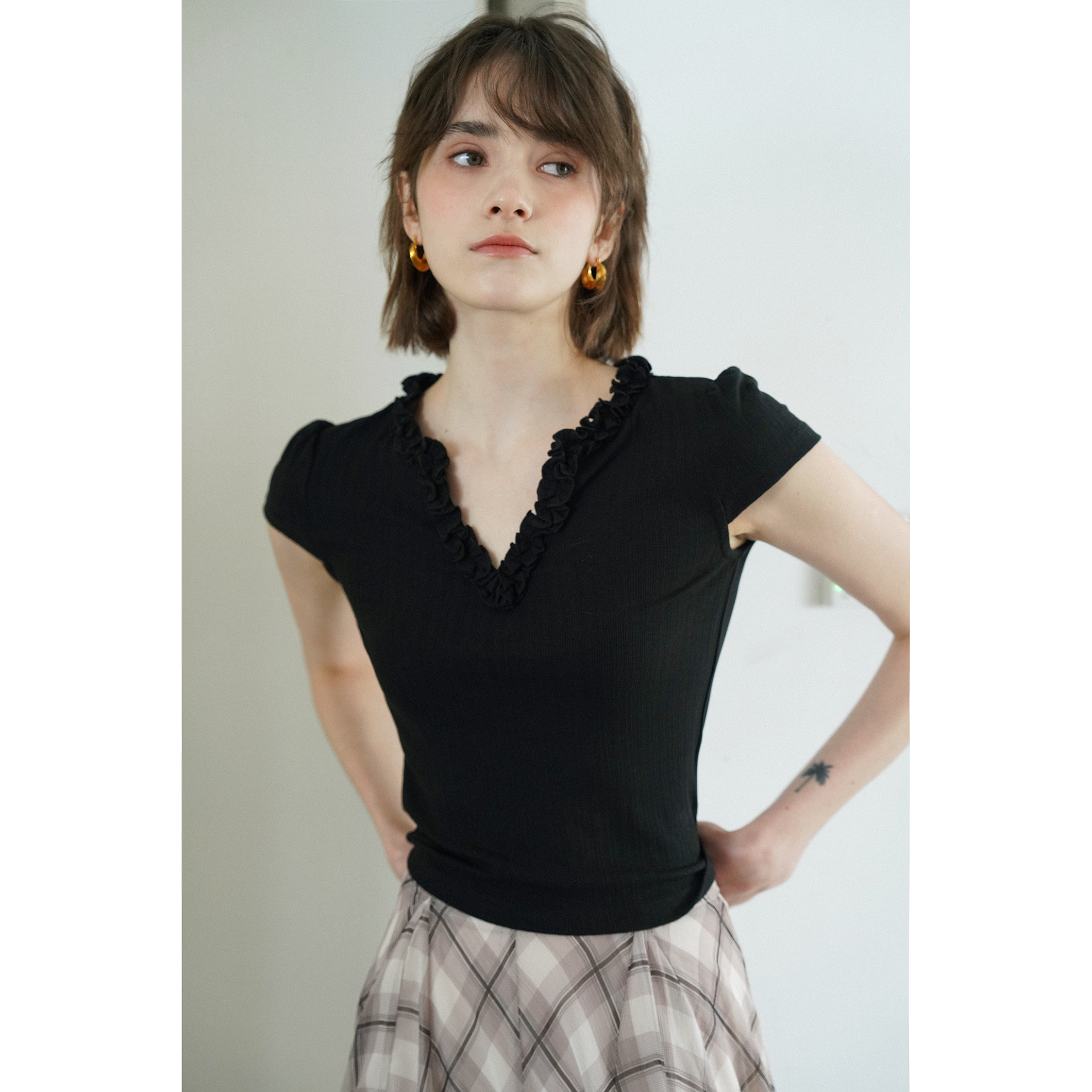 设计感立体花边花朵v领修身短袖T恤女夏短款显瘦露锁骨针织上衣 - 图1