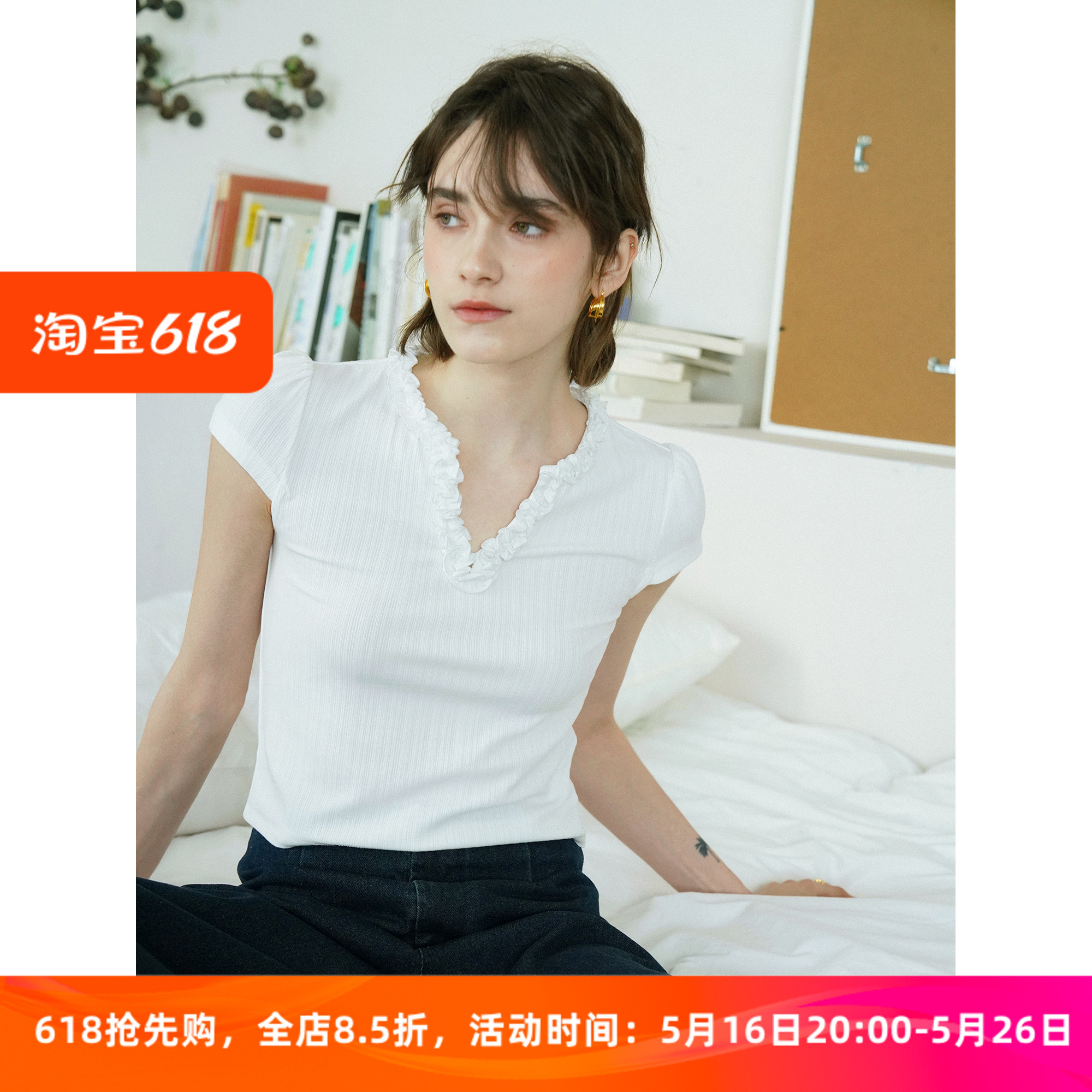 设计感立体花边花朵v领修身短袖T恤女夏短款显瘦露锁骨针织上衣 - 图0
