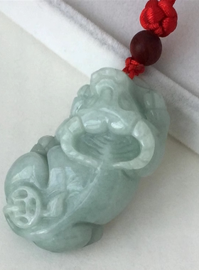 缅甸翡翠色十二生肖立体雕玉牛吊坠属牛守护神挂件本命年毛衣项链