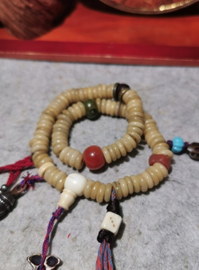 14668藏传老腿腿手持佛珠