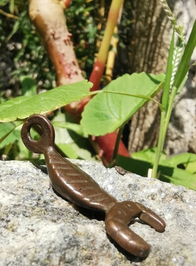 12931藏传老天铁莲师九头蝎托甲怙身符