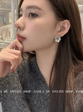 A.MU 摩登女郎~复古夸张吸睛银色立体雕刻花朵耳环设计感耳钉耳夹